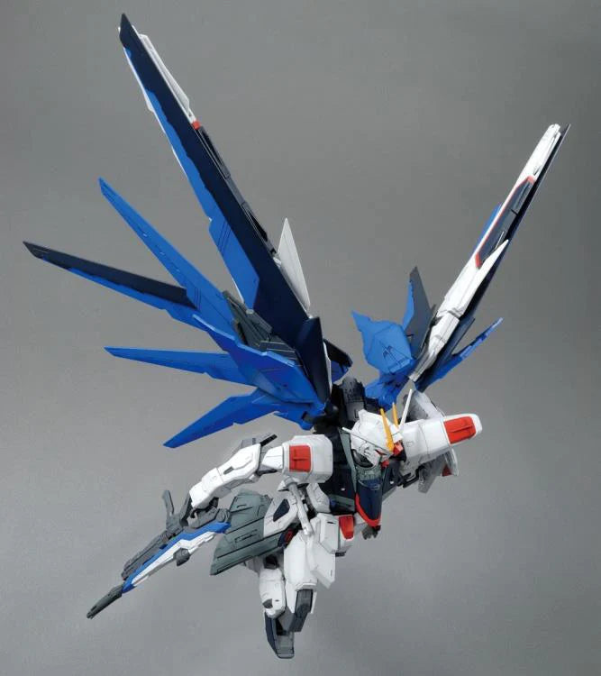 Gundam Model Kit: MG 1/100 - Freedom Gundam Ver. 2.0