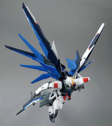 Gundam Model Kit: MG 1/100 - Freedom Gundam Ver. 2.0