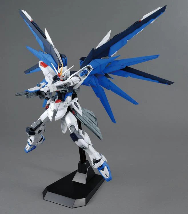 Gundam Model Kit: MG 1/100 - Freedom Gundam Ver. 2.0